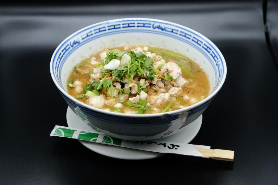Thai nudlesuppe med svinekjøtt eller kylling