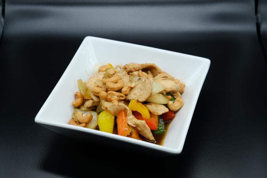 Kyllingfilet med cashewnøtter og løk